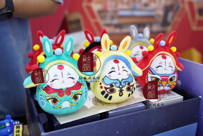 非遺新篇鳴鼓角?兔爺跨界炫新姿——中國(guó)工藝美術(shù)學(xué)會(huì)非遺工作委員會(huì)成立大會(huì)暨融今文創(chuàng)兔兒爺首發(fā)